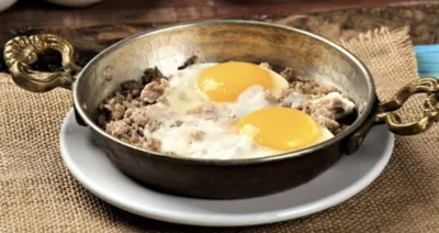 Sahanda Kıymalı Yumurta